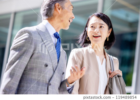 走在辦公區的高級商人男女 119489854