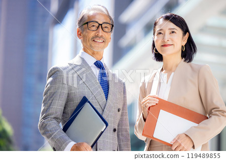 Senior office worker in an office district 119489855