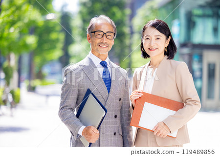 Senior office worker in an office district Senior office worker in an office district 119489856