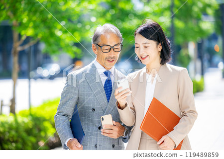 辦公區的高級辦公室職員，附智慧型手機 119489859