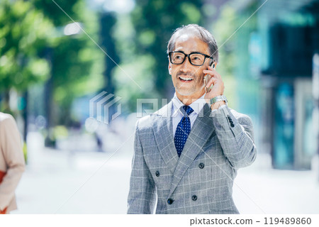 街角智慧型手機老人 119489860