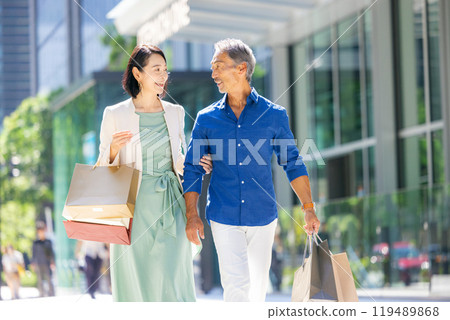 Senior couple enjoying shopping 119489868