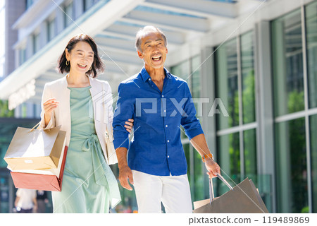 Senior couple enjoying shopping 119489869