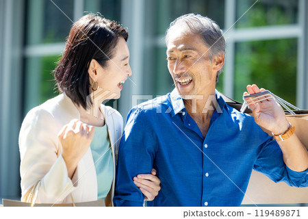 Senior couple enjoying shopping Senior couple enjoying shopping 119489871