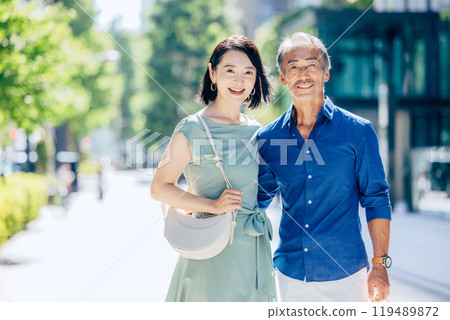 享受購物的資深夫婦 119489872