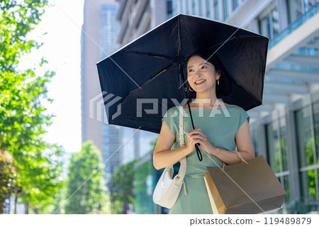 一個女人用遮陽傘 119489879