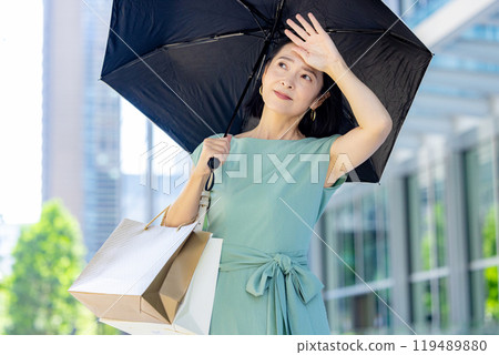 一個女人用遮陽傘 119489880