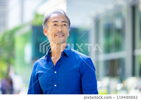 senior man walking in the city 119489882
