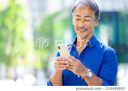 有智能手機的老人 119489883