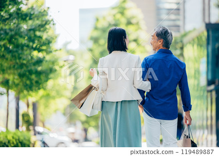 Senior couple cuddling with a smile 119489887