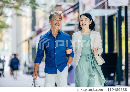 擁抱與微笑的資深夫婦 119489888