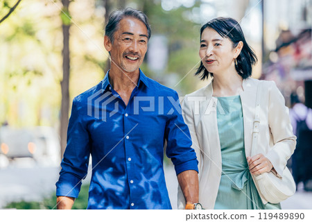 擁抱與微笑的資深夫婦 119489890