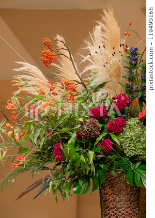 Flower arrangements with a summer to autumn feel 119490168