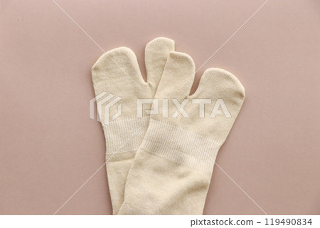 White cotton socks in the shape of tabi (pink background) White cotton socks in the shape of tabi (pink background) 119490834