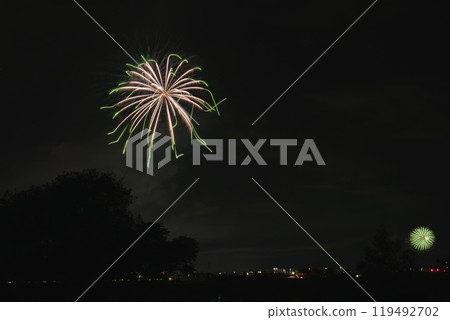 濱松市中野町煙火節:從天龍川河床上觀看,大型煙火在黑色夜空中綻放(寬高比 3:2) 濱松市中野町煙火節:從天龍川河床上觀看,大型煙火在黑色夜空中綻放(寬高比 3:2) 119492702