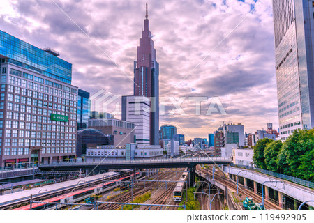日本東京城市景觀:從新宿車站/新宿高島屋(澀谷區千馱谷)一側看到的NTT Docomo代代木大廈、電車等 日本東京城市景觀:從新宿車站/新宿高島屋(澀谷區千馱谷)一側看到的NTT Docomo代代木大廈、電車等 119492905