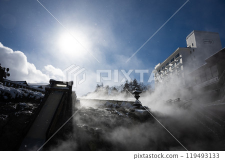 冬天的草津溫泉,溫泉田裡蒸氣舞動 冬天的草津溫泉,溫泉田裡蒸氣舞動 119493133