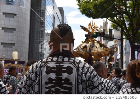 紺野八幡宮一年一度的節慶在陽光明媚的日子，東京 119493506