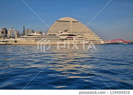 The cruise ship "Le Soléal" anchored in Kobe Port bathed in the setting sun 119494858