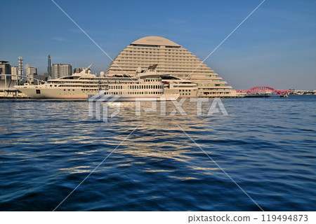 The cruise ship "Le Soléal" anchored in Kobe Port bathed in the setting sun 119494873