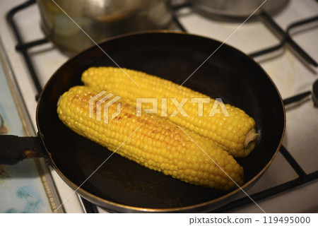Frying corn in a frying pan. A delicacy made of corn. 119495000