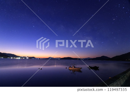 瀨戶內的冬季星空:漁港上空晨空升起的銀河 瀨戶內的冬季星空:漁港上空晨空升起的銀河 119497335