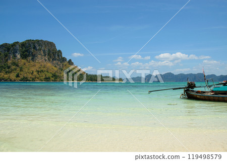 Paradisiacal Views of the beach at Poda Island, Koh Phi Phi Islands. 119498579