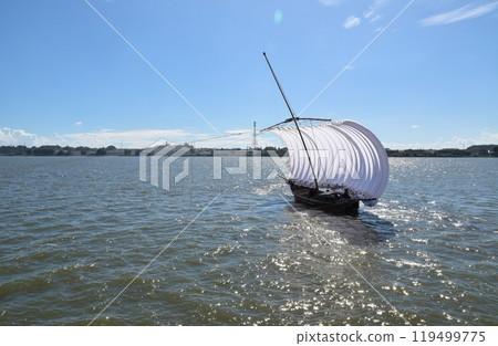 茨城縣霞浦湖陽光明亮的日子裡的帆船 119499775