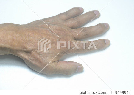 Close up of an old man's hands 119499943