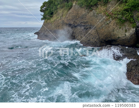 Waves crashing on Shiobuki Rock 119500383