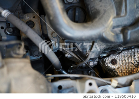 打開汽車引擎蓋的圖片 打開汽車引擎蓋的圖片 119500410
