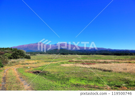 Mt. Chokai on a clear autumn day: first snowfall and autumn foliage at the foot of the mountain 119500746