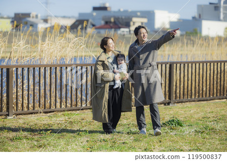 一家人冬天散步 一家人冬天散步 119500837