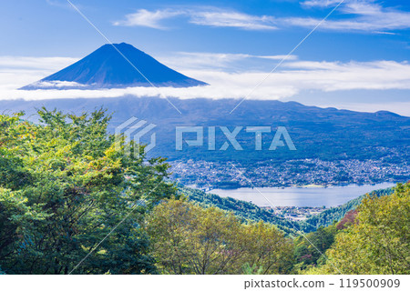 [Yamanashi Prefecture] Mt. Fuji as seen from Misakaji as the leaves begin to turn red 119500909