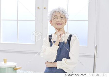 Elderly woman imagining in the kitchen Elderly woman imagining in the kitchen 119501165