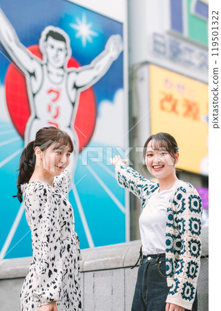 A woman strolling around Dotonbori on a girls' trip 119501322
