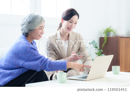 為中年和老年婦女提供諮詢的女商人 119501451