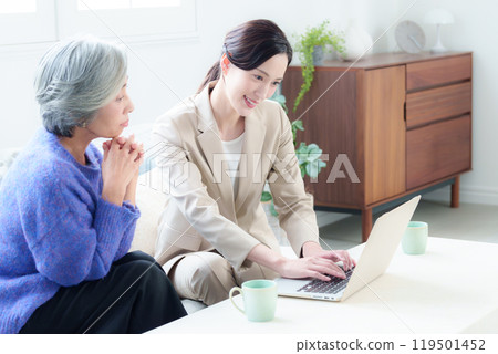 Businesswoman counseling middle-aged women Businesswoman counseling middle-aged women 119501452