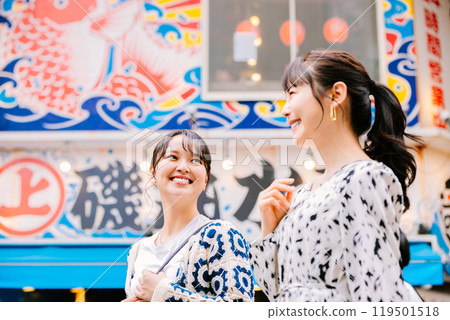 一位女士與朋友在道頓堀觀光 119501518