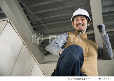 法律領域的轉行、招募、招募等，如跳高、高處工作、拆除工作，看著鏡頭的形象 119501669