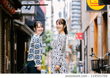 一名女子走過大阪南區法善寺橫丁 119501708