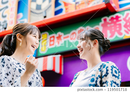 一位女士與朋友在道頓堀觀光 119501718