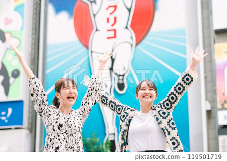 女子旅行中在道頓堀閒晃的女人 女子旅行中在道頓堀閒晃的女人 119501719