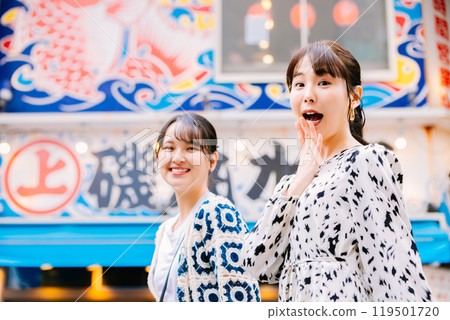 一位女士與朋友在道頓堀觀光 一位女士與朋友在道頓堀觀光 119501720