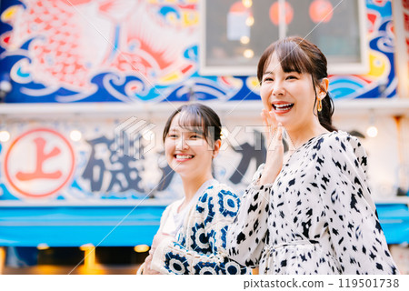 一位女士與朋友在道頓堀觀光 119501738