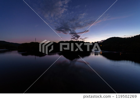 Evening view of Nunome Dam in the Yamato Plateau in eastern Nara City: Beautiful gradation sky and majestic clouds after sunset② Evening view of Nunome Dam in the Yamato Plateau in eastern Nara City: Beautiful gradation sky and majestic clouds after sunset② 119502269