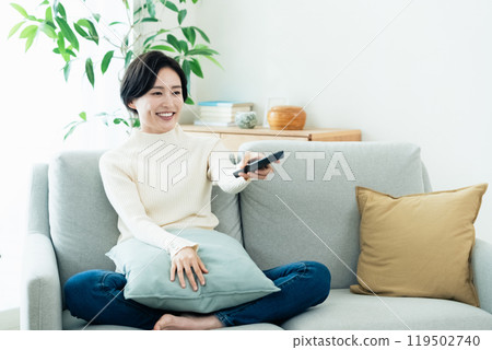 操作遙控器的女人 119502740