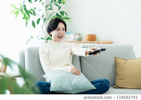 操作遙控器的女人 119502741