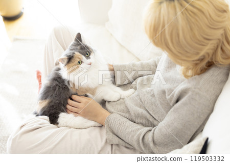 與貓的生活:一個女人抱著一隻貓 與貓的生活:一個女人抱著一隻貓 119503332