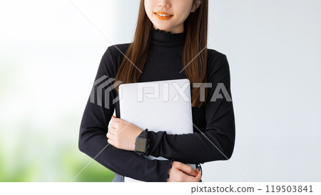 有電腦的微笑的婦女/女實業家 有電腦的微笑的婦女/女實業家 119503841